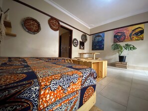 2 bedrooms, WiFi, bed sheets - Artistic Oasis Near Bahai Temple & Fashion Studio, Free Parking & Garden Retreat (Kampala)