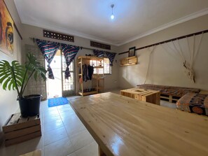 Interior - Artistic Oasis Near Bahai Temple & Fashion Studio, Free Parking & Garden Retreat (Kampala)