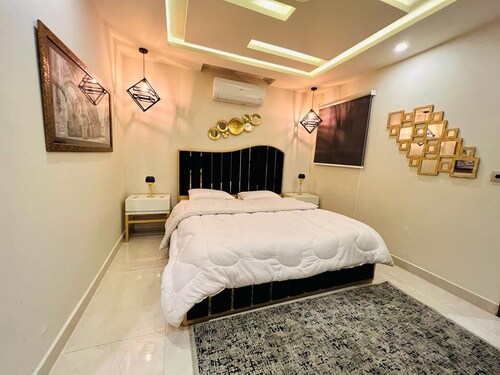 Glamorous one bed apartment near food street