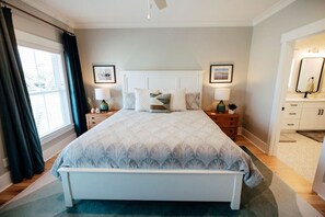5 bedrooms, desk, iron/ironing board, travel cot