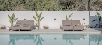 AVRILIA SEASIDE VILLA ,140 MTRS FROM BEACH, HEATED POOL, , JACUZZI, GARDEN