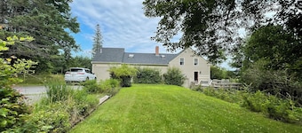 Classic coastal Maine farmhouse ideal for all your MDI & Acadia adventures!