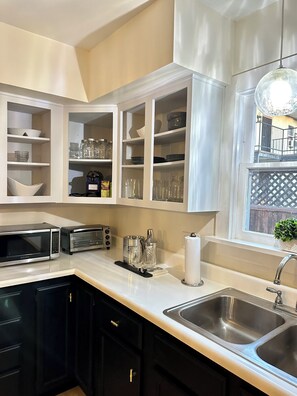 Fridge, microwave, oven, stovetop - Bright Little House (Long Beach)