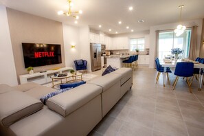Casa geminada exclusiva, 4 quartos, no andar executivo | Área de estar | Smart TV 65 polegadas com canais via satélite