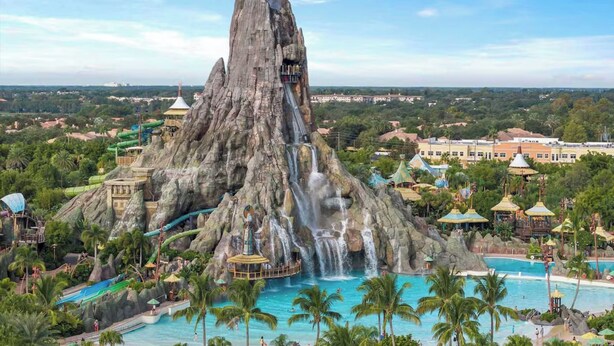 Une grande formation rocheuse dotée d’un toboggan aquatique et d’un espace piscine.
