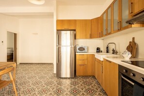 Frigorífico, microondas, horno y placa de cocina