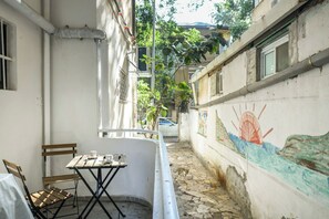 Outdoor dining - Charming Home in the Heart of Haifa (Haifa)