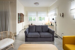 TV - Eclectic Dreams Rabin Square Apt (Tel Aviv)