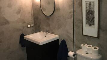Douche, serviettes fournies, savon, shampoing