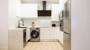 Frigorífico, microondas, horno y lavavajillas