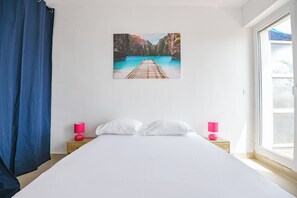 2 bedrooms, iron/ironing board, travel cot, WiFi