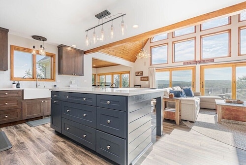 Great VIEWS! 10 mins to WISP, boat dock, hot tub, dog friendly, golf course.