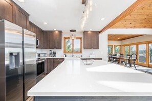 Fridge, microwave, oven, stovetop - Great VIEWS! 10 mins to WISP, boat dock, hot tub, dog friendly, golf course. (Swanton)