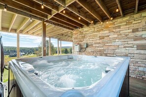 Outdoor spa tub - Great VIEWS! 10 mins to WISP, boat dock, hot tub, dog friendly, golf course. (Swanton)