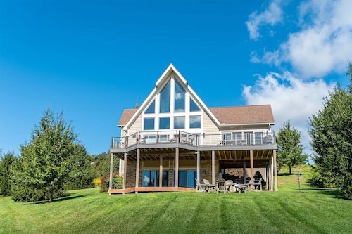 Great VIEWS! 10 mins to WISP, boat dock, hot tub, dog friendly, golf course.