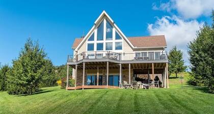Great VIEWS! 10 mins to WISP, boat dock, hot tub, dog friendly, golf course.