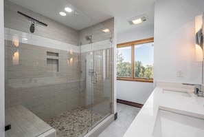 Shower, hair dryer, towels, soap - Great VIEWS! 10 mins to WISP, boat dock, hot tub, dog friendly, golf course. (Swanton)