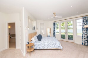 6 Schlafzimmer, Schreibtisch, Bügeleisen/Bügelbrett, Reisekinderbett