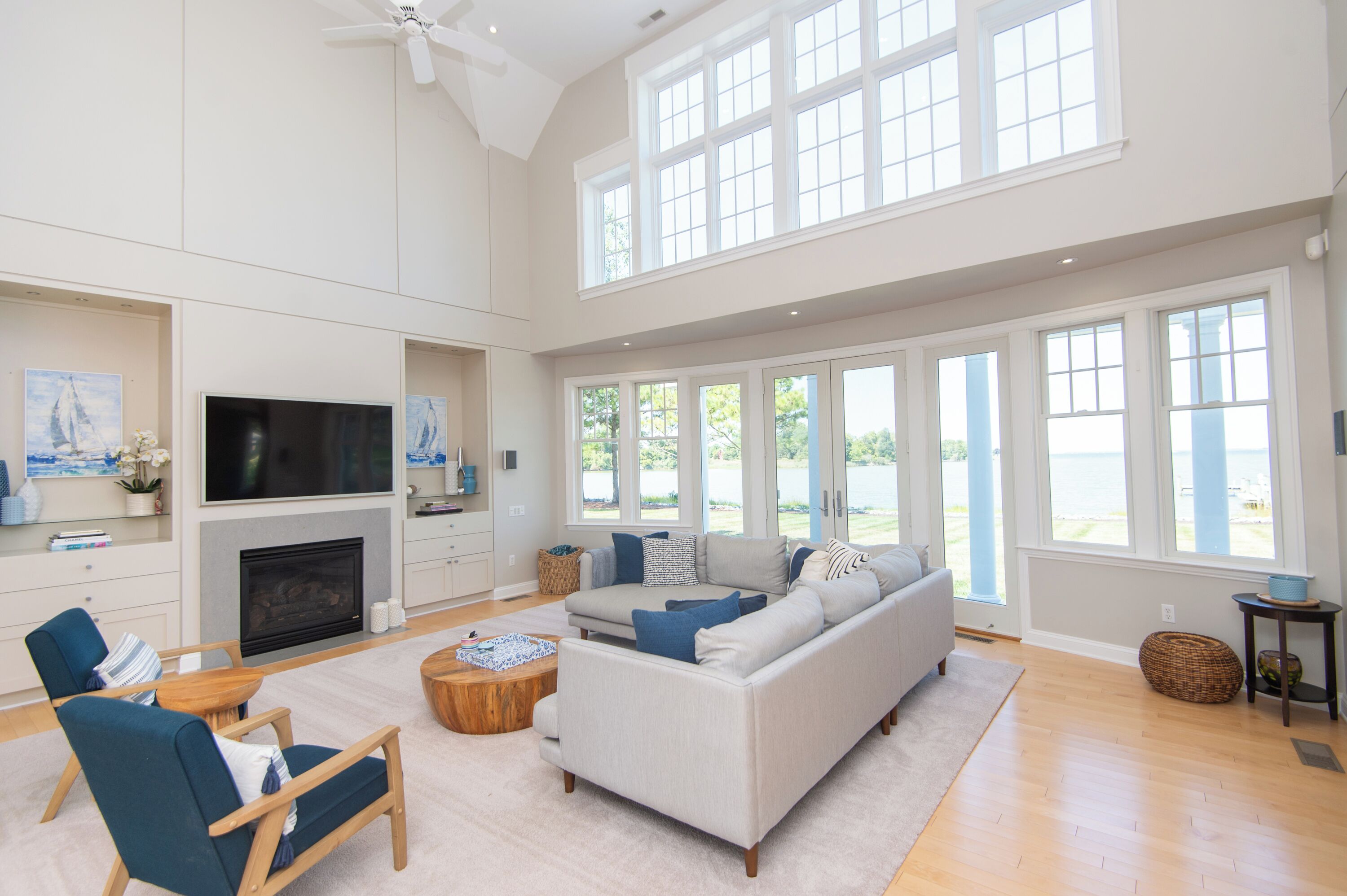 TV connectée, cheminée, livres