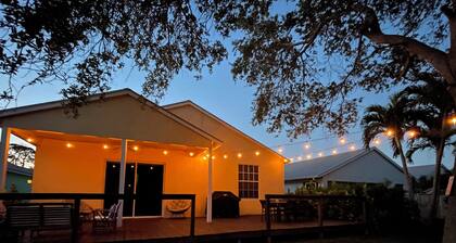 Jupiter's Beacon Villa. Less than 2 miles from the beach in the heart of Jupiter