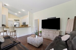 Smart TV, books - Jupiter's Beacon Villa. Less than 2 miles from the beach in the heart of Jupiter (Jupiter)