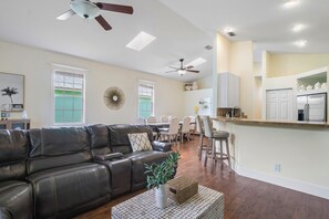 Smart TV, books - Jupiter's Beacon Villa. Less than 2 miles from the beach in the heart of Jupiter (Jupiter)