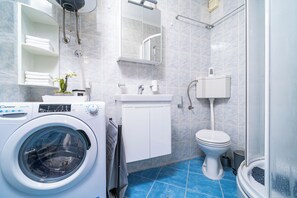 Dusche, Haartrockner, Handtücher, Seife