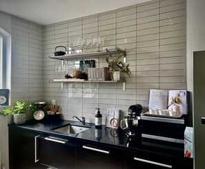 Frigorífico, microondas, horno y placa de cocina