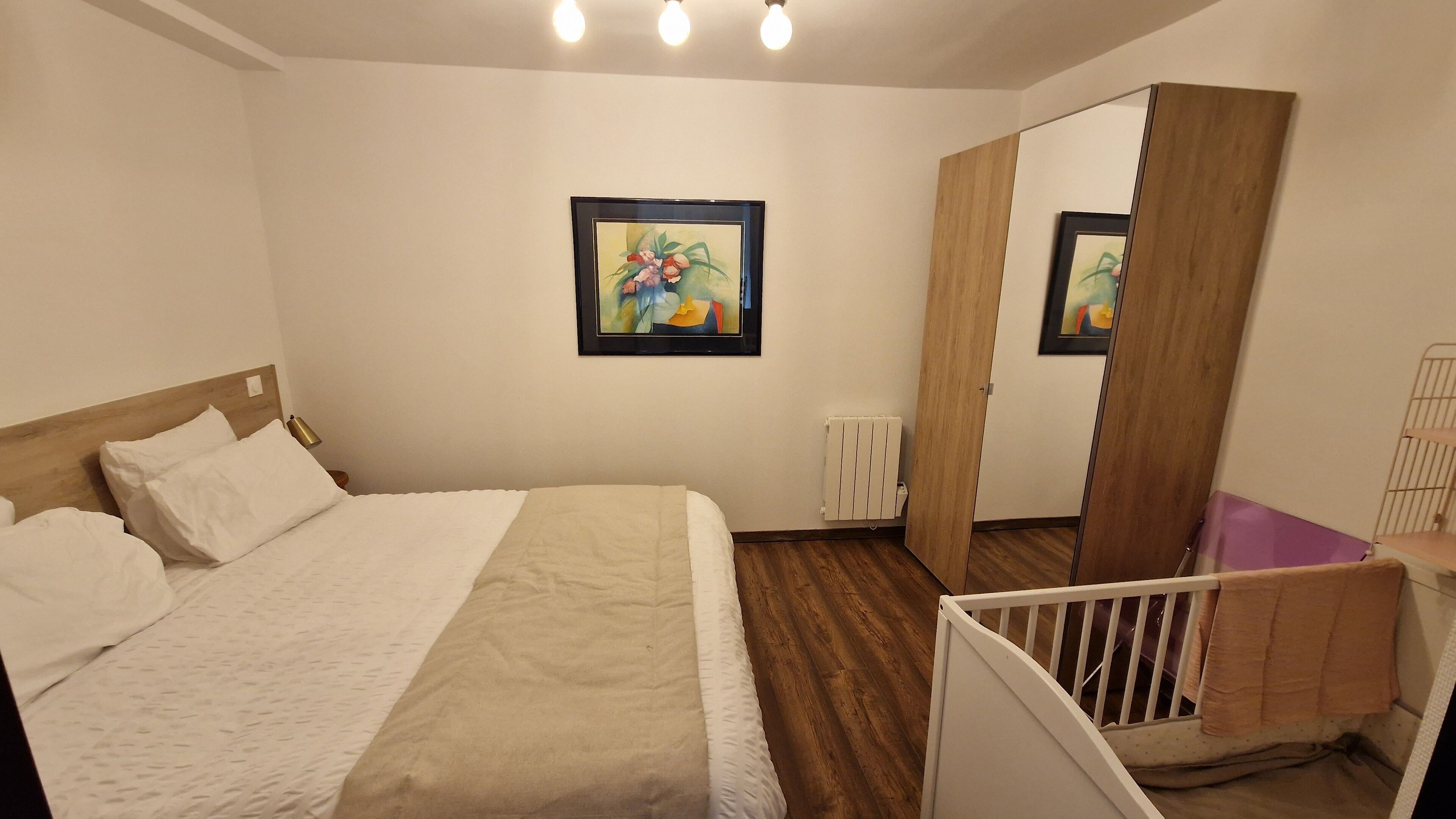 1 soverom, skrivebord, strykejern/-brett og reiseseng for barn