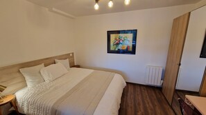 1 bedroom, desk, iron/ironing board, travel crib - Le Rossignol - Résid. les Quatre Oiseaux - Plein Centre Ville de Chateau Thierry (Château-Thierry)