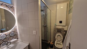 Ducha, secador de pelo, toallas, jabón