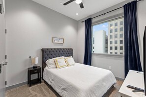 2 間睡房、書桌、熨斗/熨衫板、可攜式嬰兒床