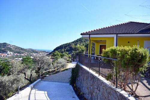 2 Bedroom Private vacation home in Chiavari