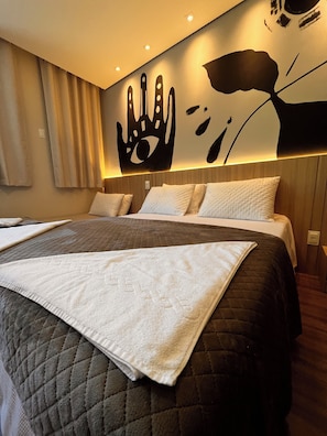 Suíte Triplo Cristal | Premium bedding, pillow-top beds, individually decorated - Pousada Boutique Raio de Luz (Ouro Preto)