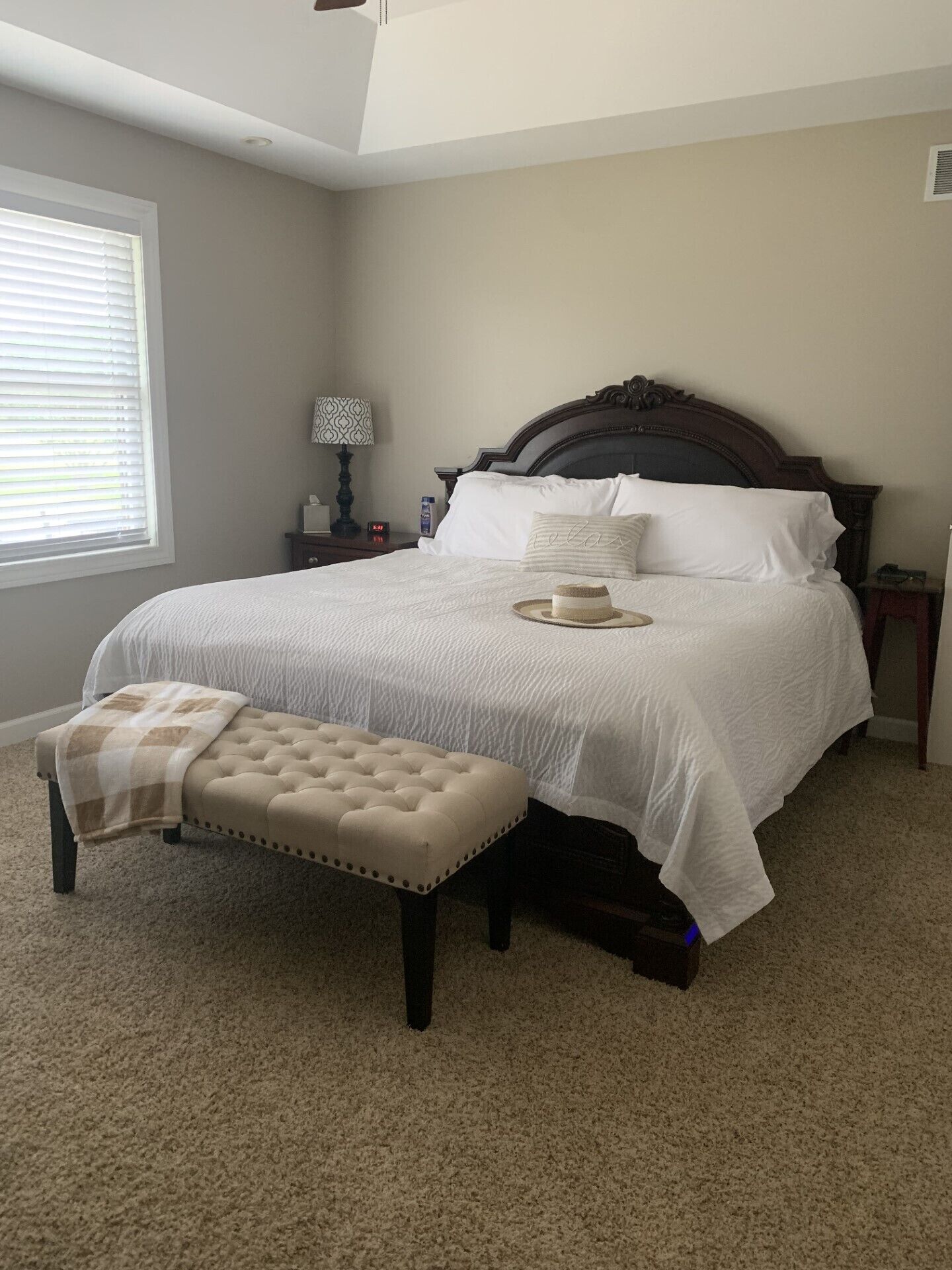 3 chambres, bureau, fer et planche à repasser, lit de bébé portatif