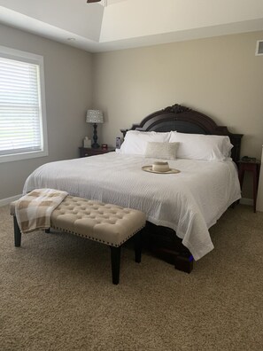 3 dormitorios, escritorio, tabla de planchar con plancha y cuna de viaje