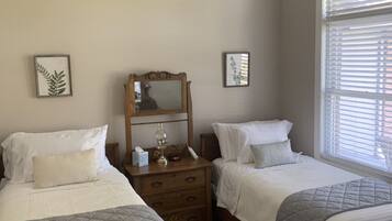 3 bedrooms, desk, iron/ironing board, travel crib