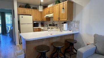 Coffee/tea maker, fridge, microwave, oven