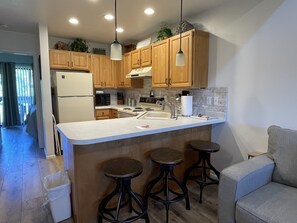 冷蔵庫、電子レンジ、オーブン、コンロ