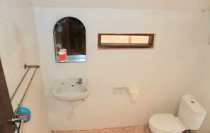 Deluxe Room, Beach View | Bathroom