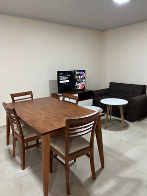 Dining - ¡Bienvenido a nuestros hermosos y nuevos apartamentos convenientemente ubicados! (Santa Lucía)