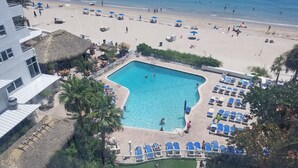 Ein Resort mit Schwimmbad, Strand und Liegebereich.