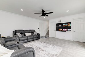 TV connectée, cheminée, jeux vidéo, table de tennis de table