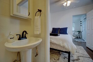 1 bedroom, iron/ironing board, WiFi, bed sheets - Cozy little cottage W/ private yard in town (Lodi)