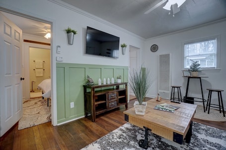 1 bedroom, iron/ironing board, WiFi, bed sheets. Cozy little cottage W/ private yard in town