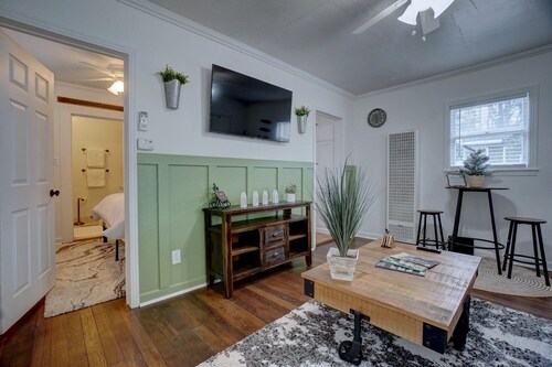 Cozy little cottage W/ private yard in town