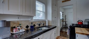 Cozy little cottage W/ private yard in town