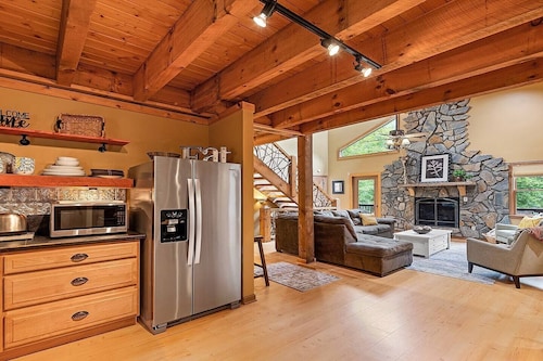 Rustic Mountain Retreat-Spacious, Pet-Friendly