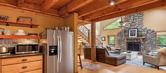 Rustic Mountain Retreat-Spacious, Pet-Friendly