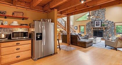 Rustic Mountain Retreat-Spacious, Pet-Friendly